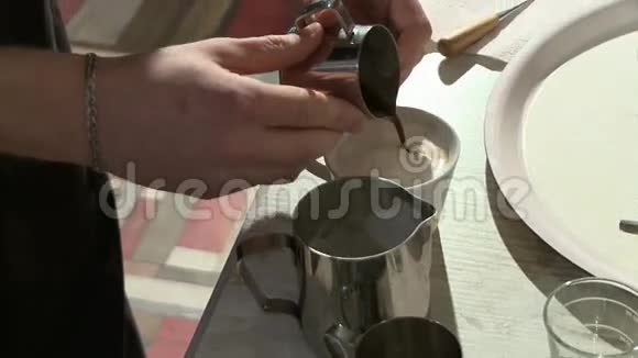 咖啡馆里的咖啡机视频的预览图