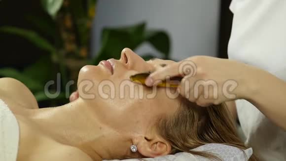 医生在女性脸上做穴位按压中国替代医学视频的预览图