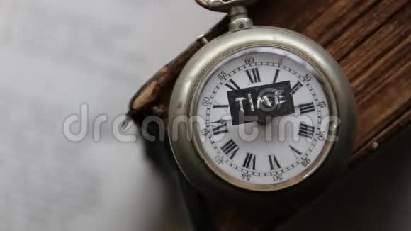 时间文本和老式手表视频的预览图