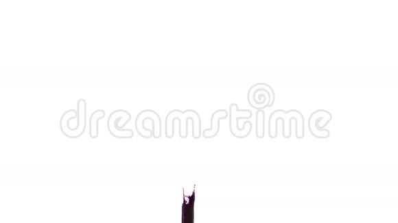 紫色的水花慢慢地飞进照相机有色石油视频的预览图