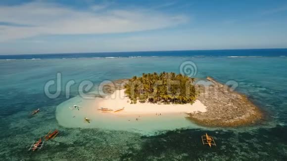 鸟瞰热带岛屿美丽的海滩菲律宾盖亚姆岛西亚高视频的预览图