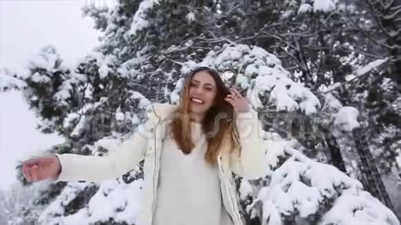 冬林下雪的少女视频的预览图