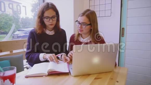 女大学生在咖啡馆学习两个女朋友一起学习视频的预览图
