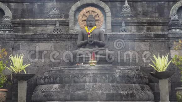 巴厘岛神庙岛上的布达雕像视频的预览图