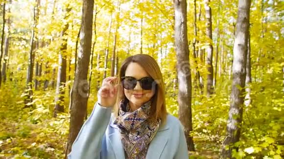 秋天公园里美丽的时尚女人视频的预览图