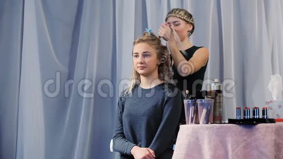 理发师为女孩做发型视频的预览图