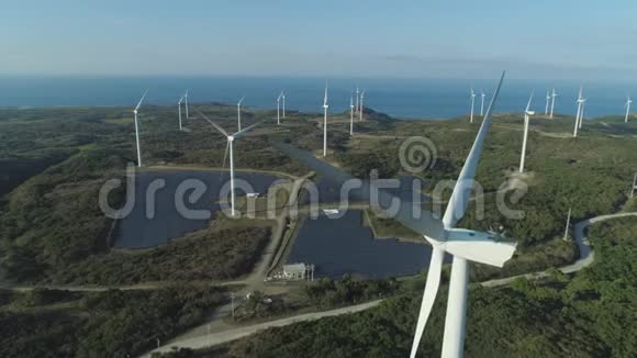 有风车的太阳能农场菲律宾吕宋视频的预览图
