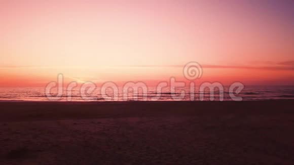 日落时海滩的鸟瞰图视频的预览图
