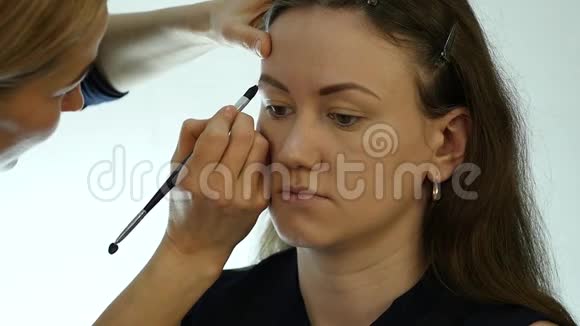 眼妆女人涂抹眼影粉画师用眼线来弥补女性视频的预览图