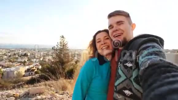 自我画像幸福情侣旅行视频的预览图