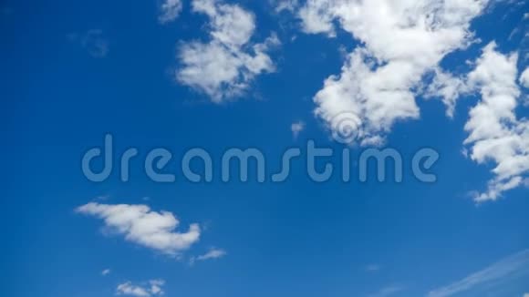云在蓝天上移动时间流逝视频的预览图