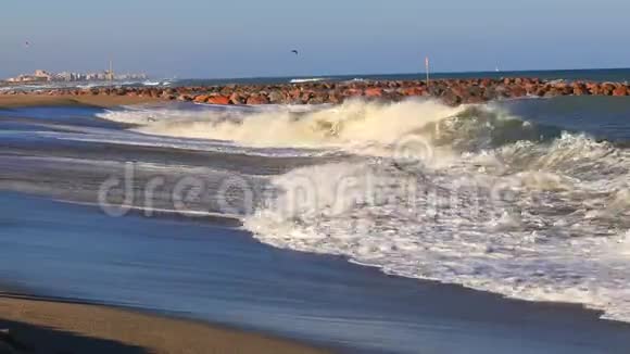 法国东比利牛斯群岛有波浪的地中海海滩视频的预览图