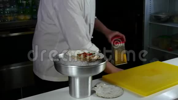 厨师准备一份海扇贝沙拉视频的预览图