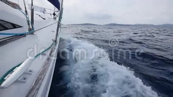 希腊海浪背景下的白色帆船雷加塔视频的预览图