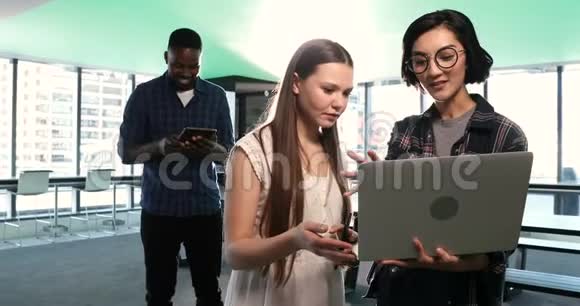 女性高管使用笔记本电脑男性高管使用4k数字平板电脑视频的预览图