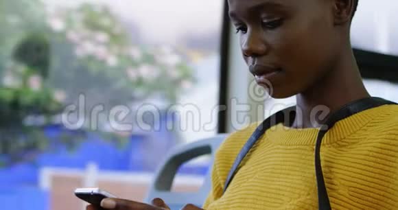 乘坐4k公共汽车时使用手机的妇女视频的预览图