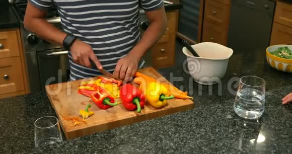 男人在厨房切菜视频的预览图