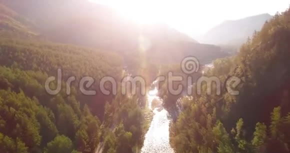 在阳光明媚的夏日早晨中气飞越新鲜的山河和草地农村土路下面视频的预览图