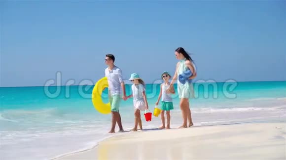 热带海滩上的幸福家庭视频的预览图