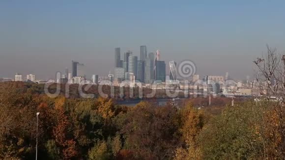 从SparrowHills或VorobyovyGory观景台俯瞰莫斯科城市和摩天大楼建筑群视频的预览图