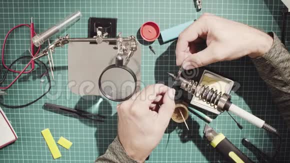 男性手修理电子设备的电线视频的预览图