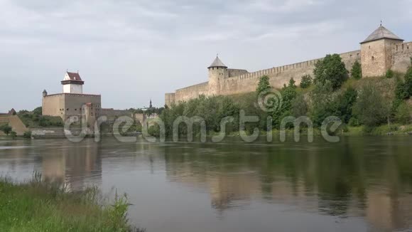 纳瓦河畔的赫尔曼城堡和伊万戈罗德城堡爱沙尼亚和俄罗斯的边界视频的预览图