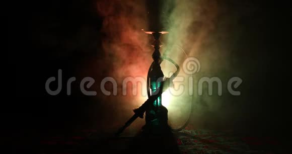 胡卡热煤在石沙碗使云蒸汽在阿拉伯内部东方点缀地毯上东方茶道视频的预览图