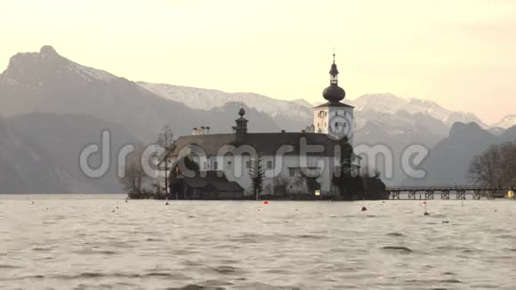 春天复古的奥地利上格蒙登特劳恩湖美景视频的预览图