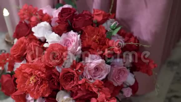 派对上的红花装饰视频的预览图