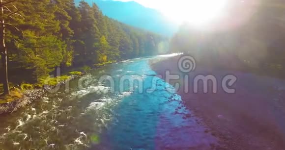 阳光明媚的夏日清晨空气中弥漫着清新干净的山河视频的预览图