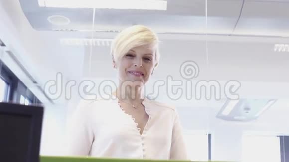 微笑的中年商务女性视频的预览图