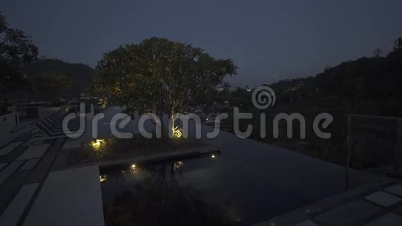 晚上屋顶无限游泳池视频的预览图