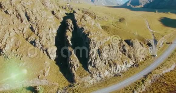 从站在悬崖上的年轻徒步旅行者乘坐4K飞机视频的预览图
