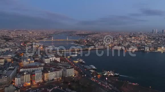 空中无人机在土耳其伊斯坦布尔拍摄日出从上面市中心市中心博斯普鲁斯视频的预览图
