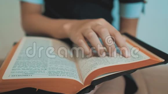 小女孩用手中的圣经祈祷天主教神圣的圣经儿童和宗教生活方式视频的预览图