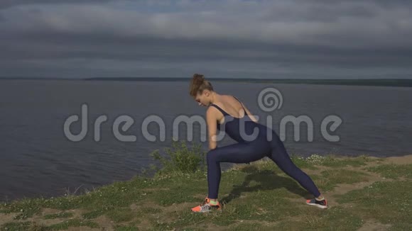 穿蓝色运动服的女孩瑜伽练习户外运动视频的预览图