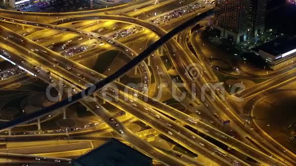 迪拜市区夜间交通阿拉伯联合酋长国视频的预览图
