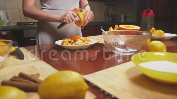 厨房里的女人做南瓜派4K慢镜头拍摄多莉射中视频的预览图