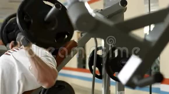 运动员在健身房锻炼视频的预览图