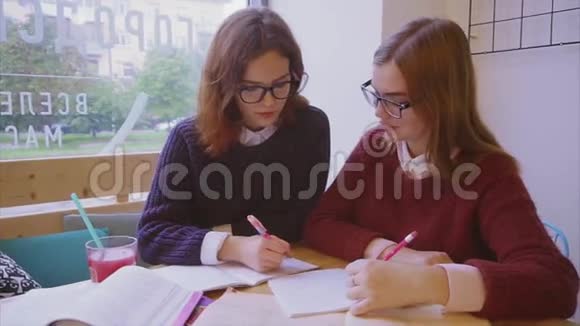 女大学生在咖啡馆学习两个女朋友一起学习视频的预览图