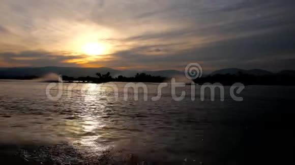 缅甸因勒湖夜游视频的预览图