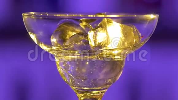 酒保用冰块在杯子里做鸡尾酒视频的预览图