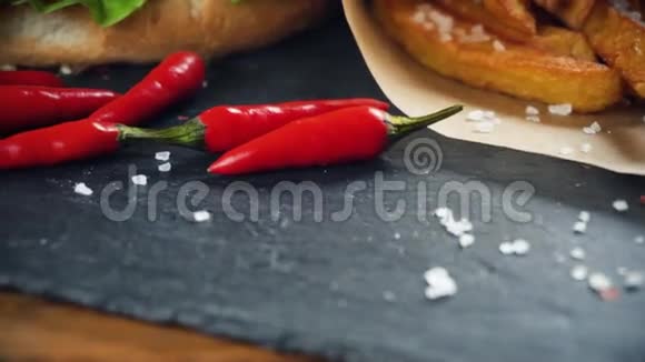 在石盘上提供美味的自制汉堡包视频的预览图