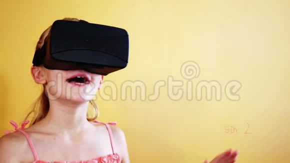 穿着VR耳机的女学生视频的预览图