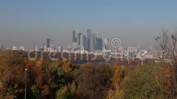 从SparrowHills或VorobyovyGory观景台俯瞰莫斯科城市和摩天大楼建筑群视频的预览图