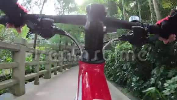 在公园里骑自行车的女人视频的预览图