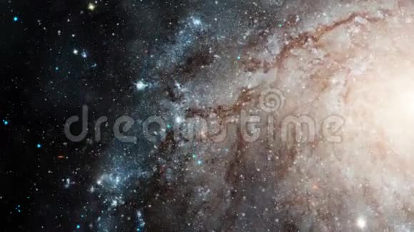 在旋转的螺旋星系附近飞行摘要可循环背景视频的预览图