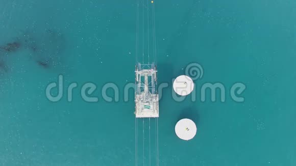 海上缆车的鸟瞰图视频的预览图