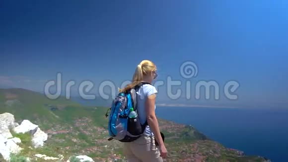 年轻女子在阿马尔菲海岸的山上徒步旅行慢动作视频的预览图