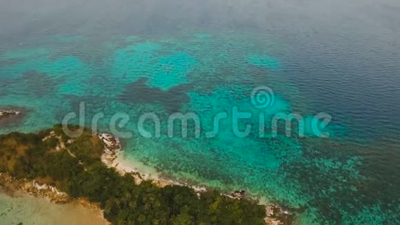 美丽的热带海滩鸟瞰热带岛屿视频的预览图